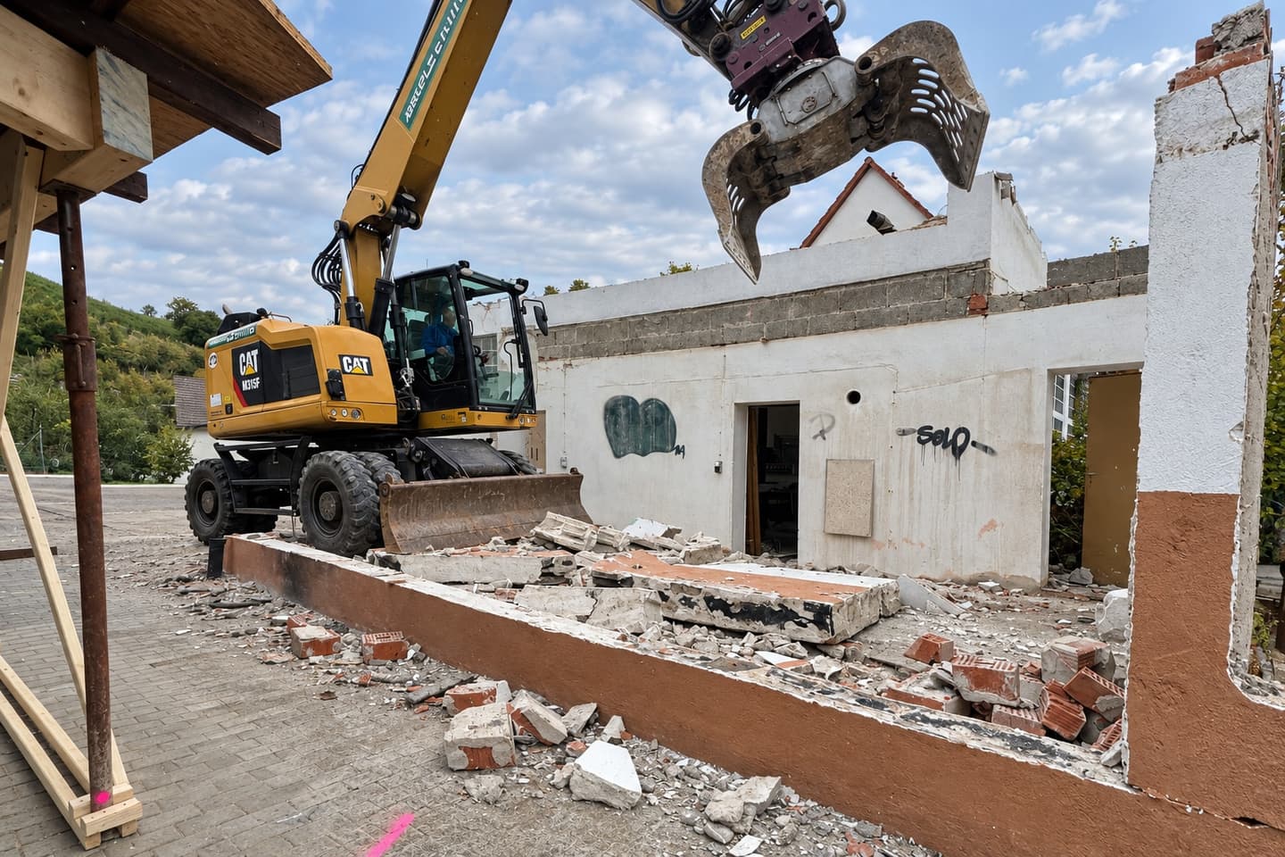 Schille-Abbruchbagger beim Rückbau eines Wohnhauses in Offenburg-Zell-Weierbach