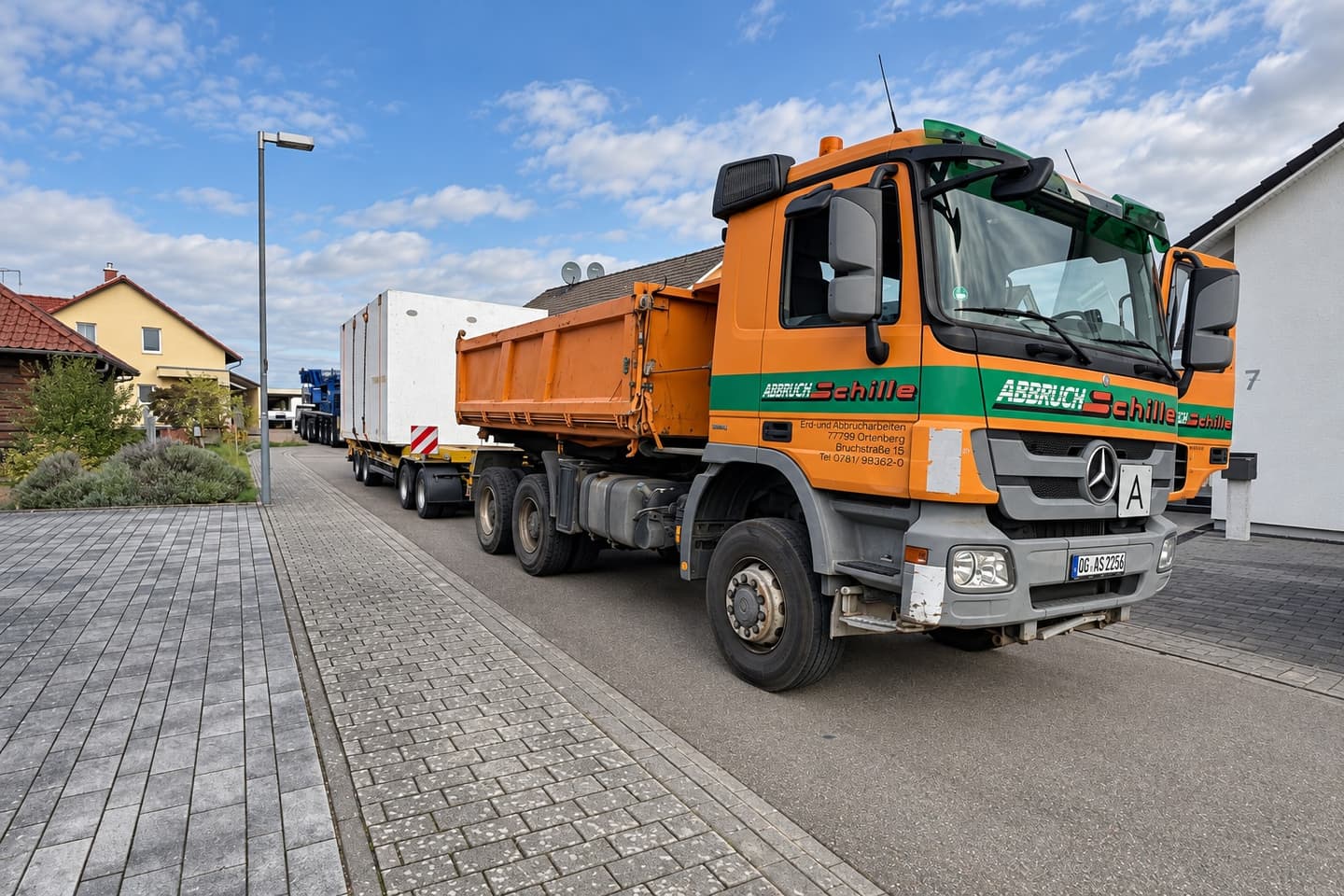 Lkw der Schille GmbH mit Abbruch-Schille-Schriftzug in Neuried-Müllen